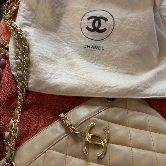CHANEL Beige Quilted Shoulder Bag with Gold Chain - Picture 3 of 16